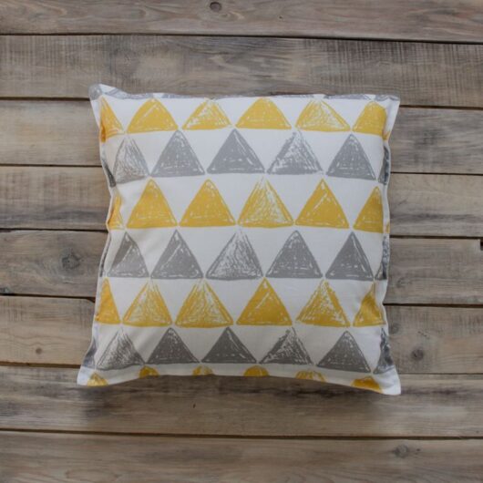 Подушка детская Triangles желтые ромбики